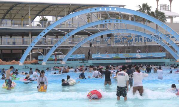 初日から若者や親子でにぎわう、「ナガシマ　ジャンボ海水プール」がオープン