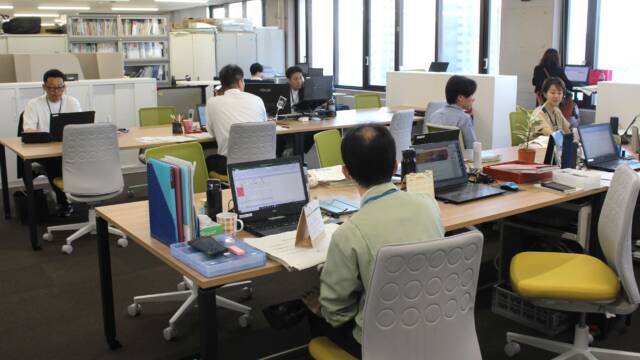 フリーアドレスなど試行導入、四日市市役所でオフィス改革の実験始まる