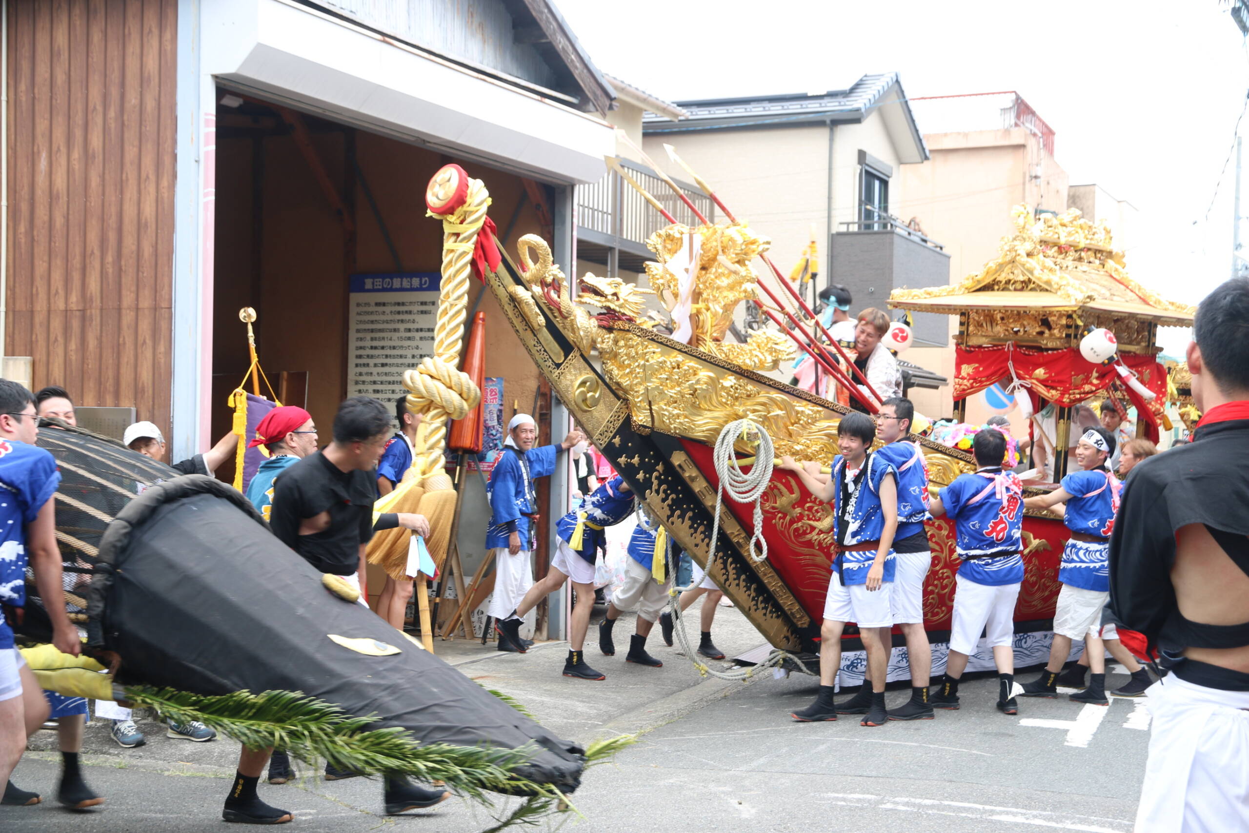 迫力ある動きに歓声も　四日市市の鳥出神社鯨船行事の町練り　境内での本練りは台風接近で中止に