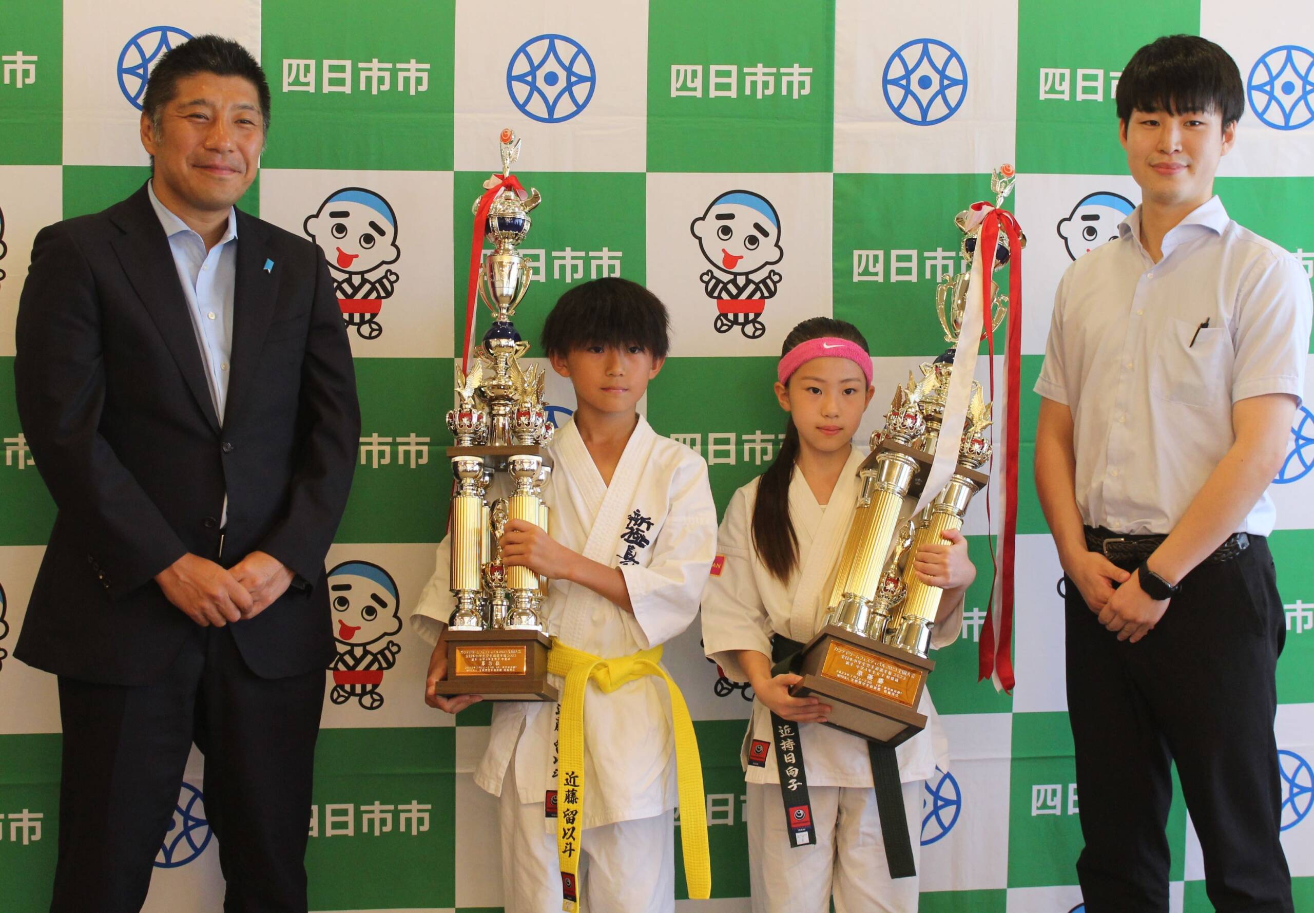 輝く準優勝と3位のトロフィー、空手に打ち込む小学生2人が四日市市長に成績を報告