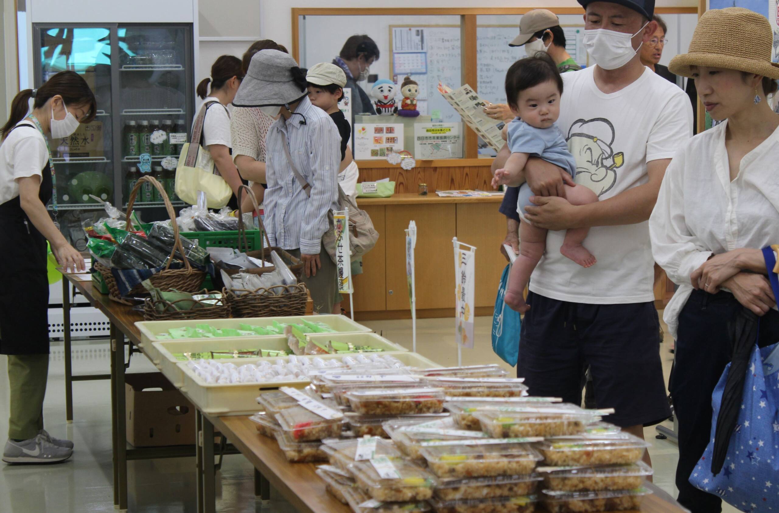 「すいざわマルシェ」にぎわう、地域の農家ら11の出店、お茶の早飲み競争「お茶わんこ」も開催