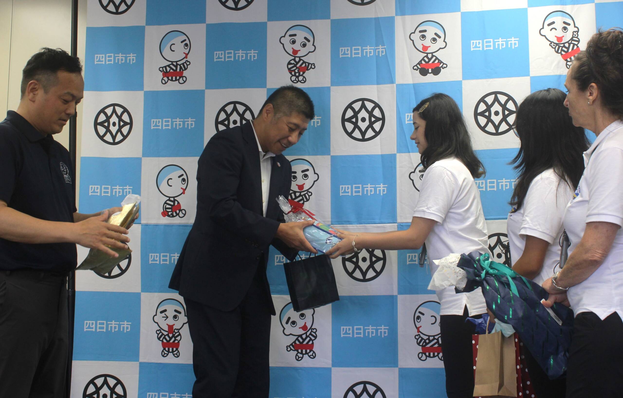 4年ぶりに顔を合わせて意見交換、四日市で日米中の高校生による「地球環境塾」始まる。