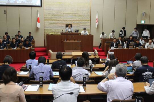 四日市市議会、本会議で議案17件を委員会付託し、本格的な審議が始まる