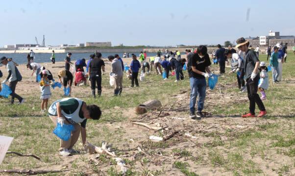 いつもより多めの参加者がごみ拾う、四日市の吉崎海岸、ウミガメの産卵を楽しみに