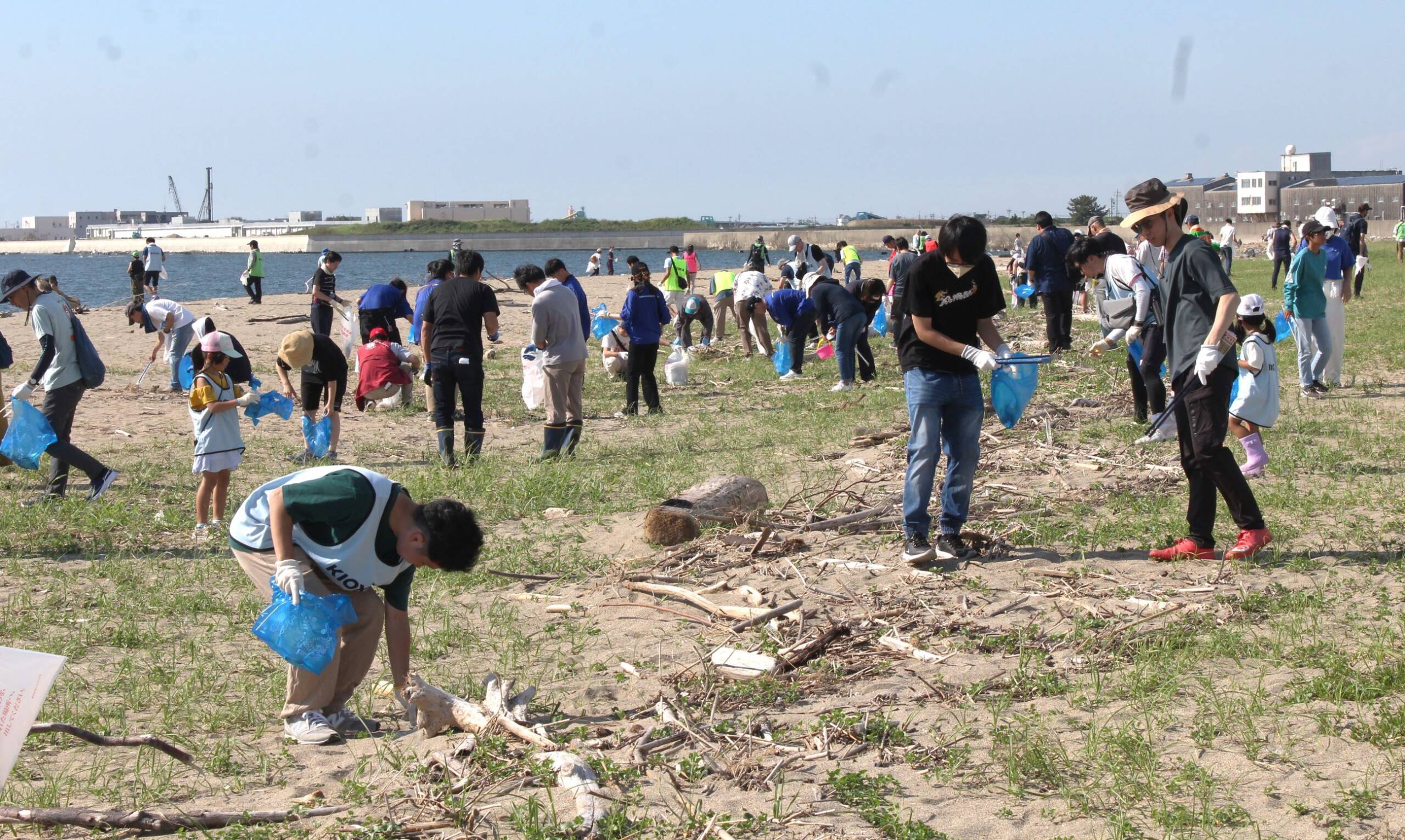 いつもより多めの参加者がごみ拾う、四日市の吉崎海岸、ウミガメの産卵を楽しみに