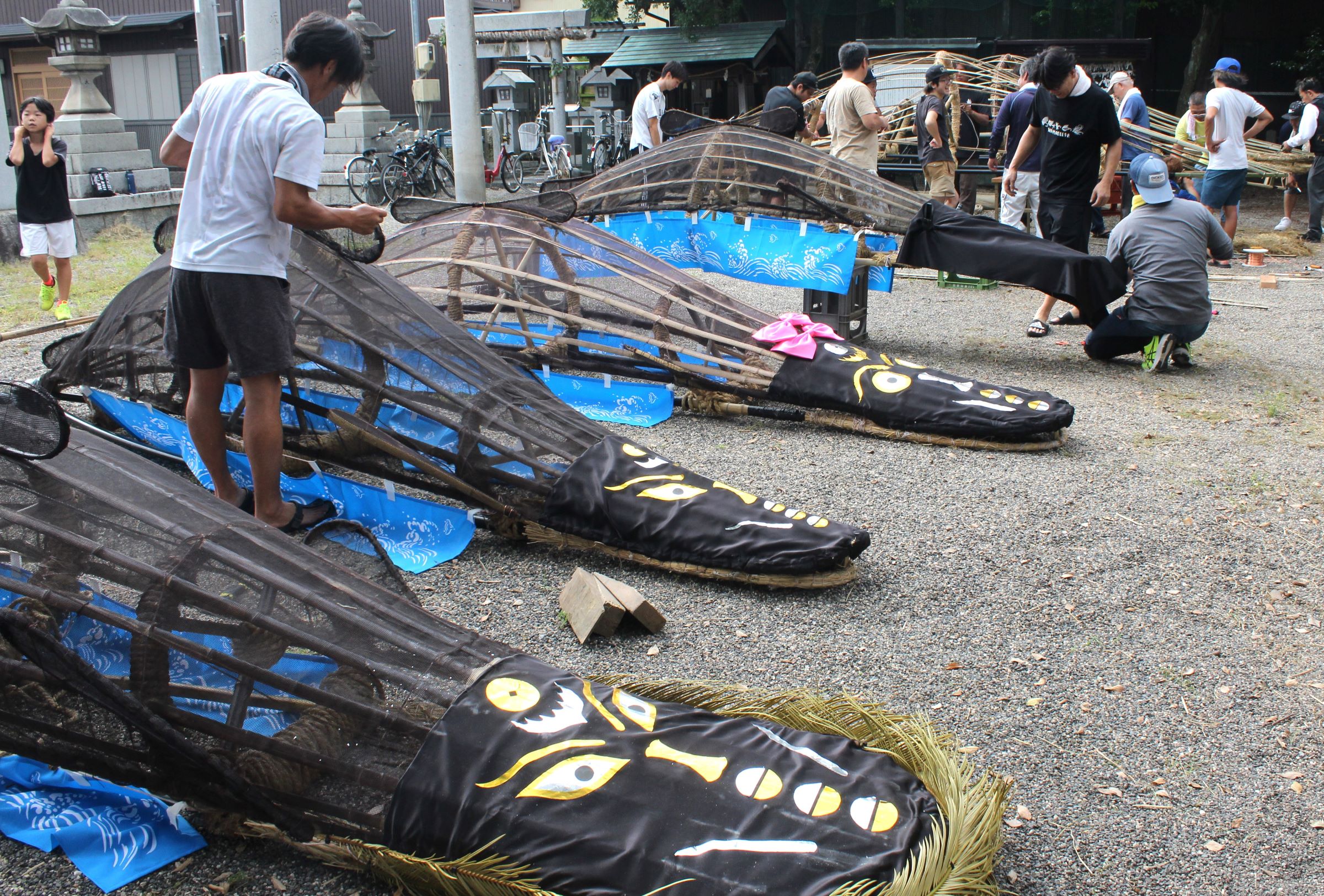 鯨船まつりに向けて竹組みの親子クジラづくり、四日市市楠町の神社で