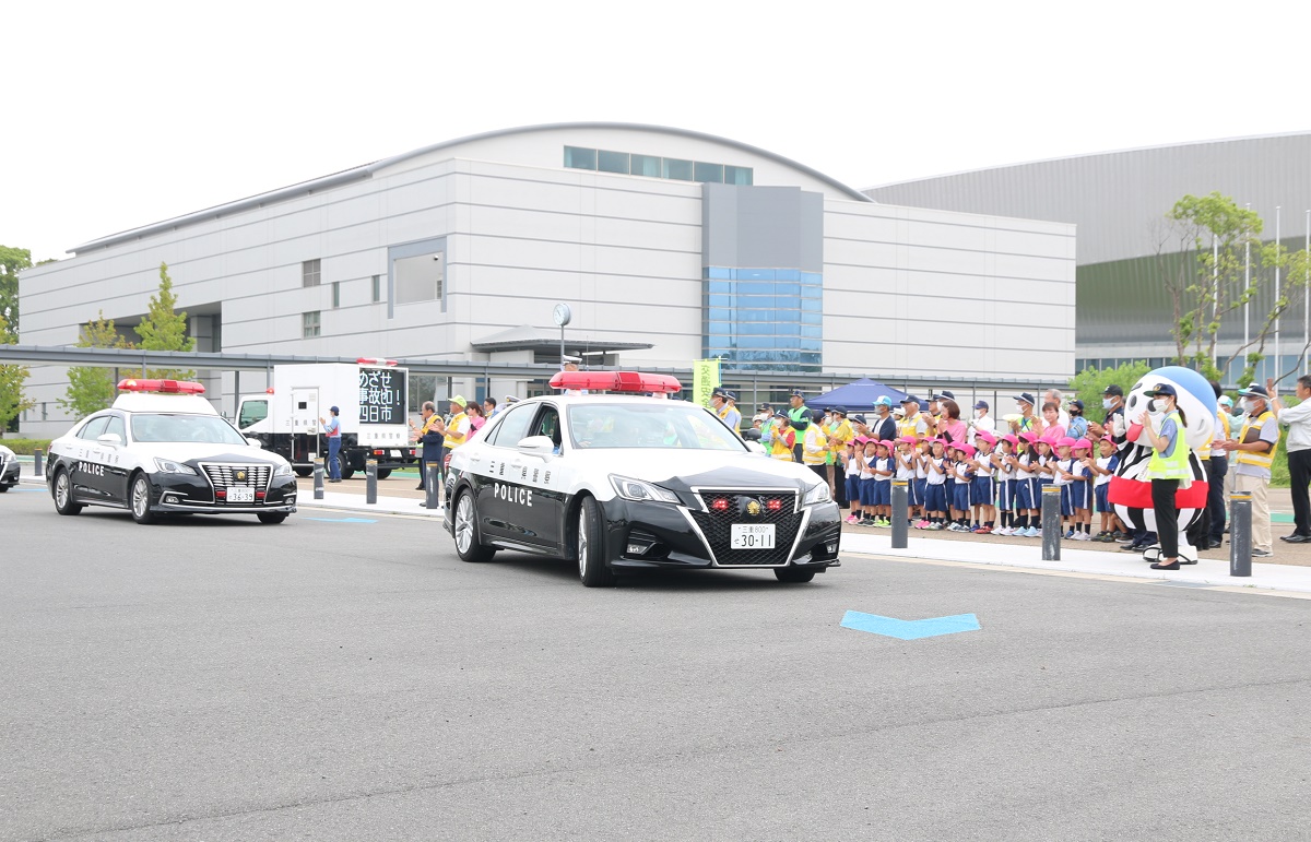 秋の全国交通安全運動始まる　四日市北・南・西の警察署と関係機関　団結して出発式