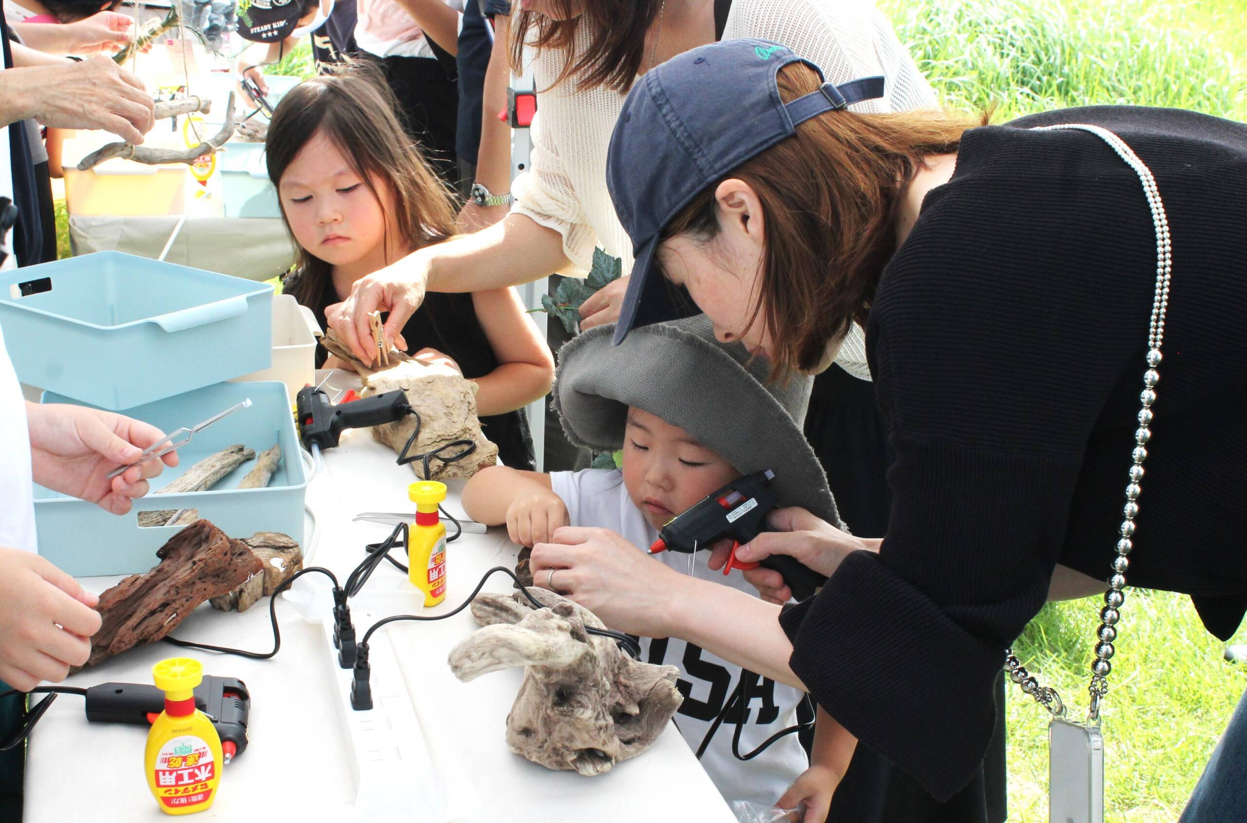 アカウミガメについて知り、流木アートにも挑戦、四日市の吉崎海岸で「伊勢湾ECOデイキャンプ」の催し