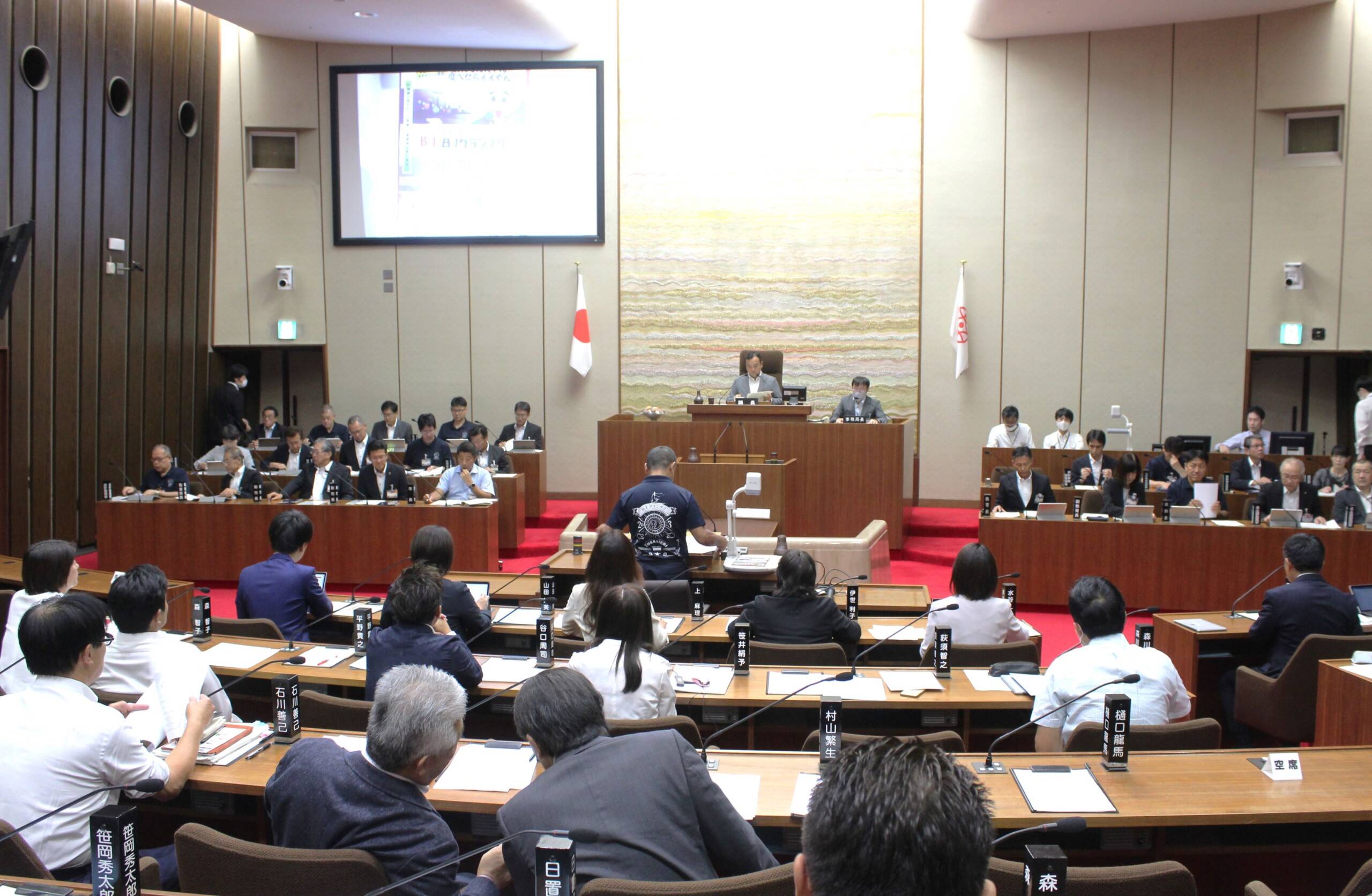 新型コロナワクチン副反応の救済、「体育座り」は体にいいのかなど質疑、四日市市議会の一般質問