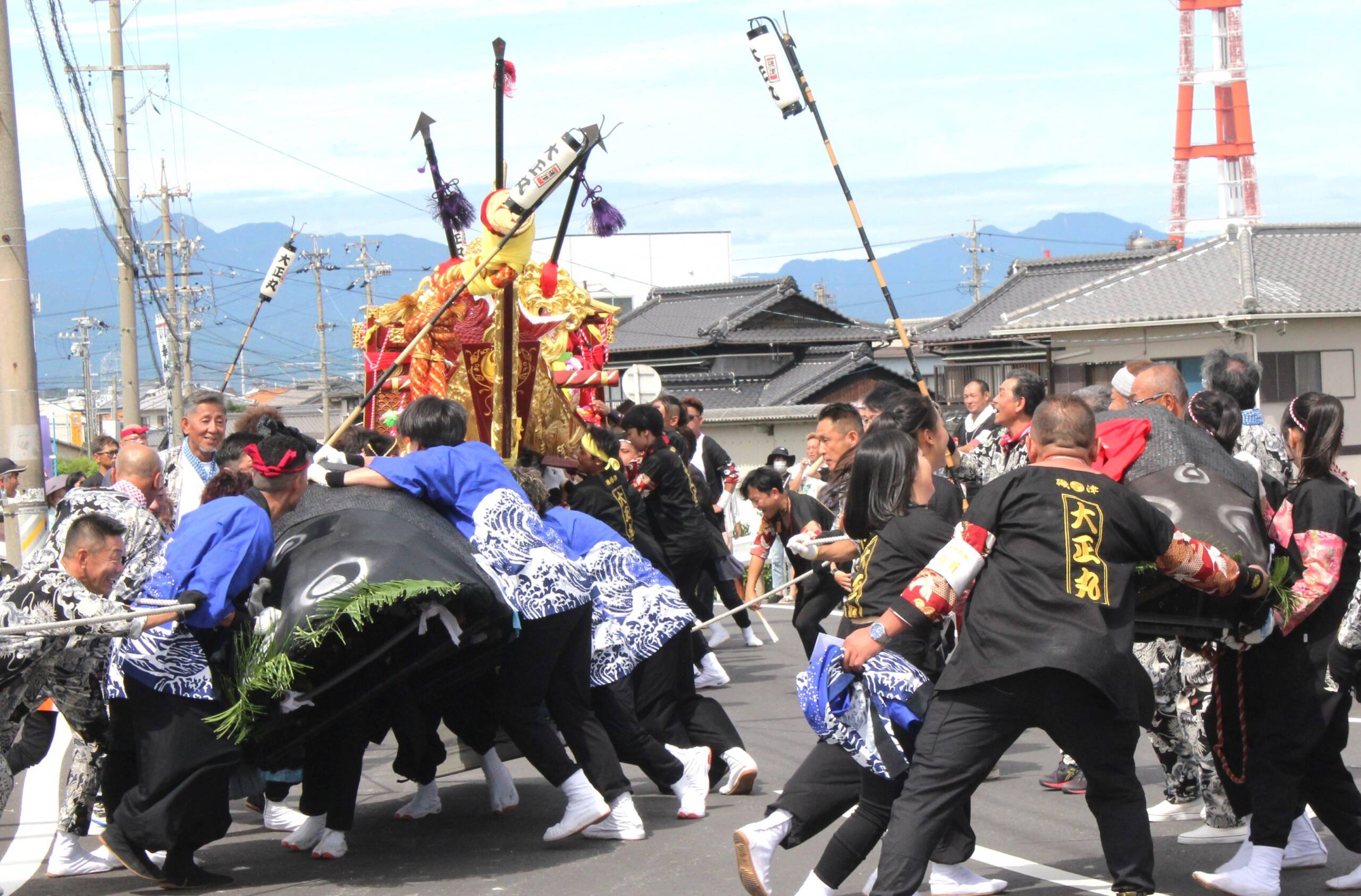 四日市で「礒津鯨船祭り」始まる、復活2年目さらなる活気、金に輝く「大正丸」勇壮