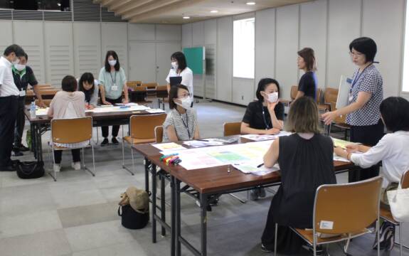「子どもと図書館に行くのなら」のアイデアいっぱい、四日市の新図書館ワークショップで母親らが意見