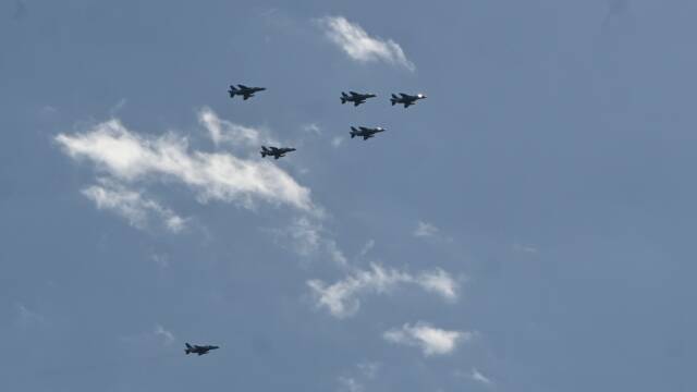 ブルーインパルス　四日市上空を飛行