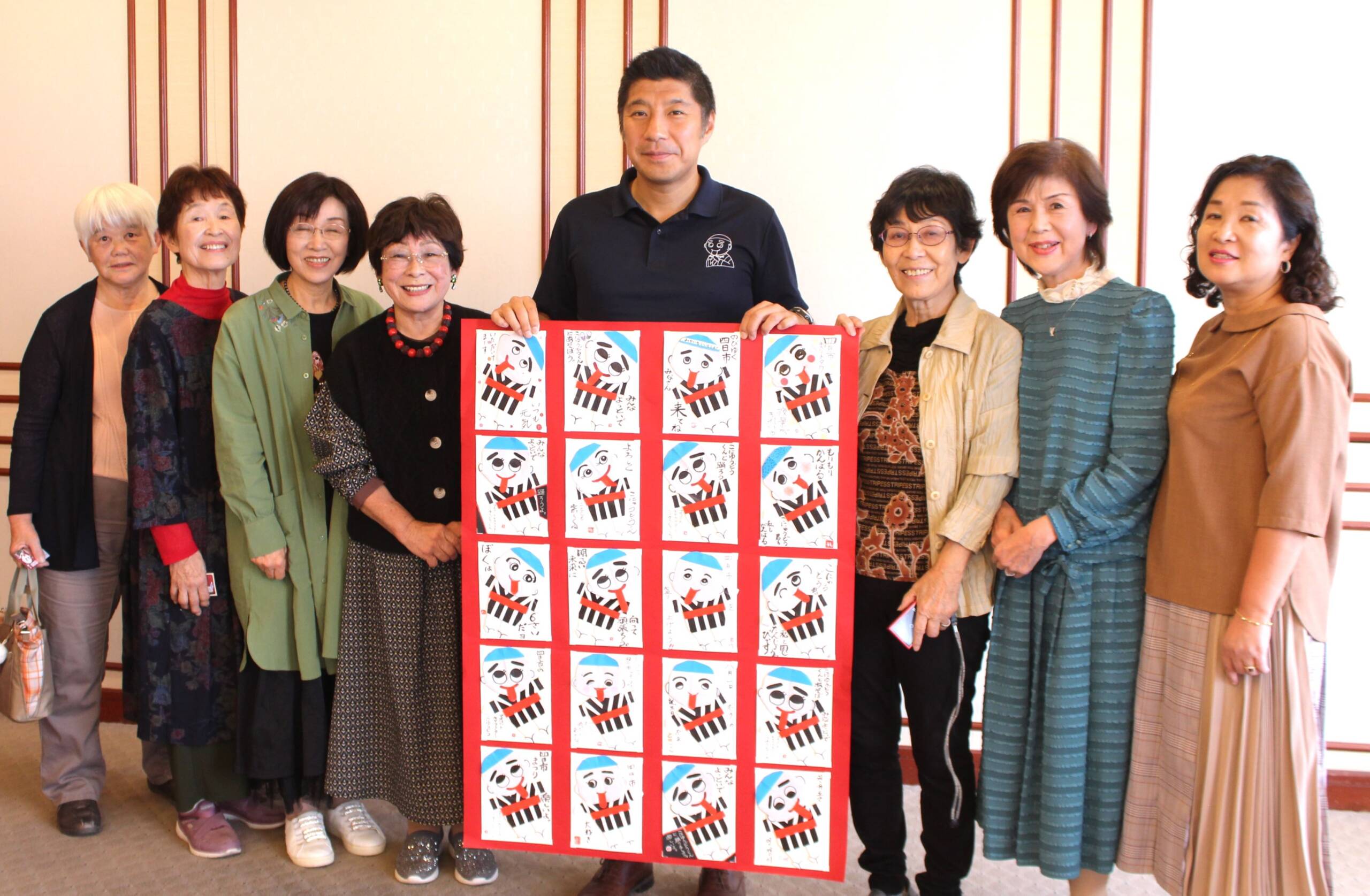 絵手紙に思いを込めて、「笑美の会」の7人が「こにゅうどうくん」の作品を四日市市長にプレゼント