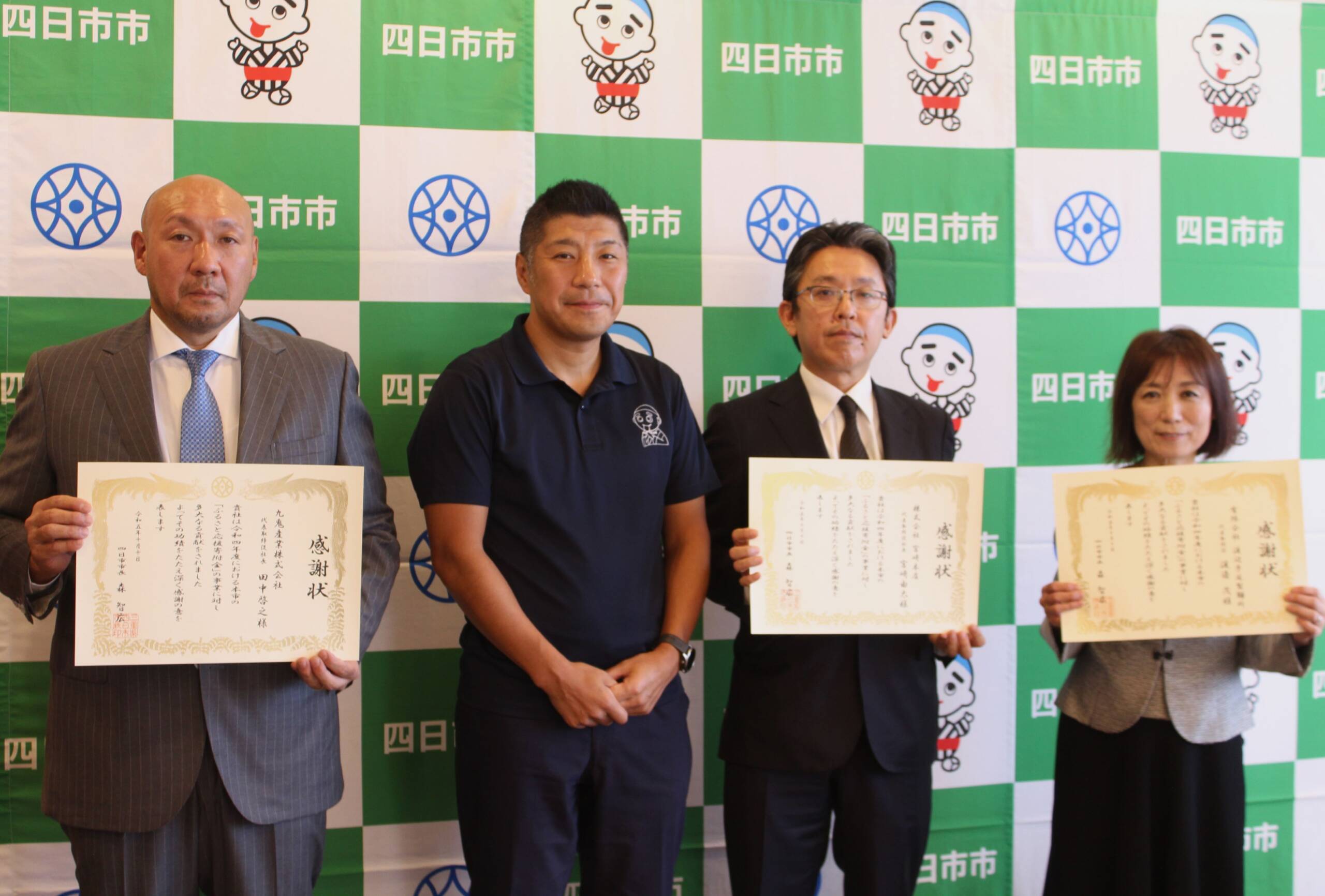 ふるさと納税返礼品の人気ベスト3事業所に四日市市から感謝状、ごま油、お酒、手延べ冷麦