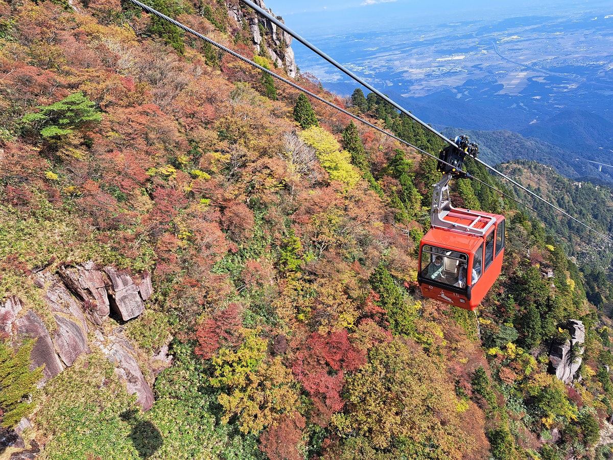 御在所岳の移りゆく紅葉　色づく絶景を楽しむ　三重県菰野町