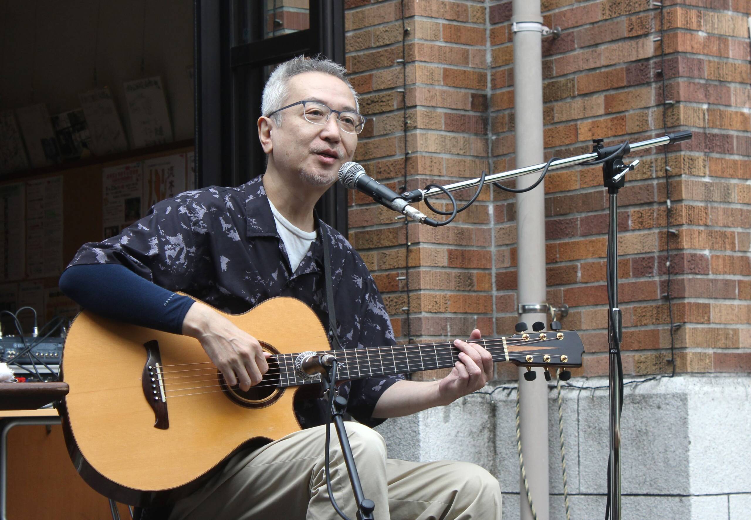 四日市にソロギターの達人、京都出身の竹内いちろさん、10月9日、すわ交流館でライブ演奏