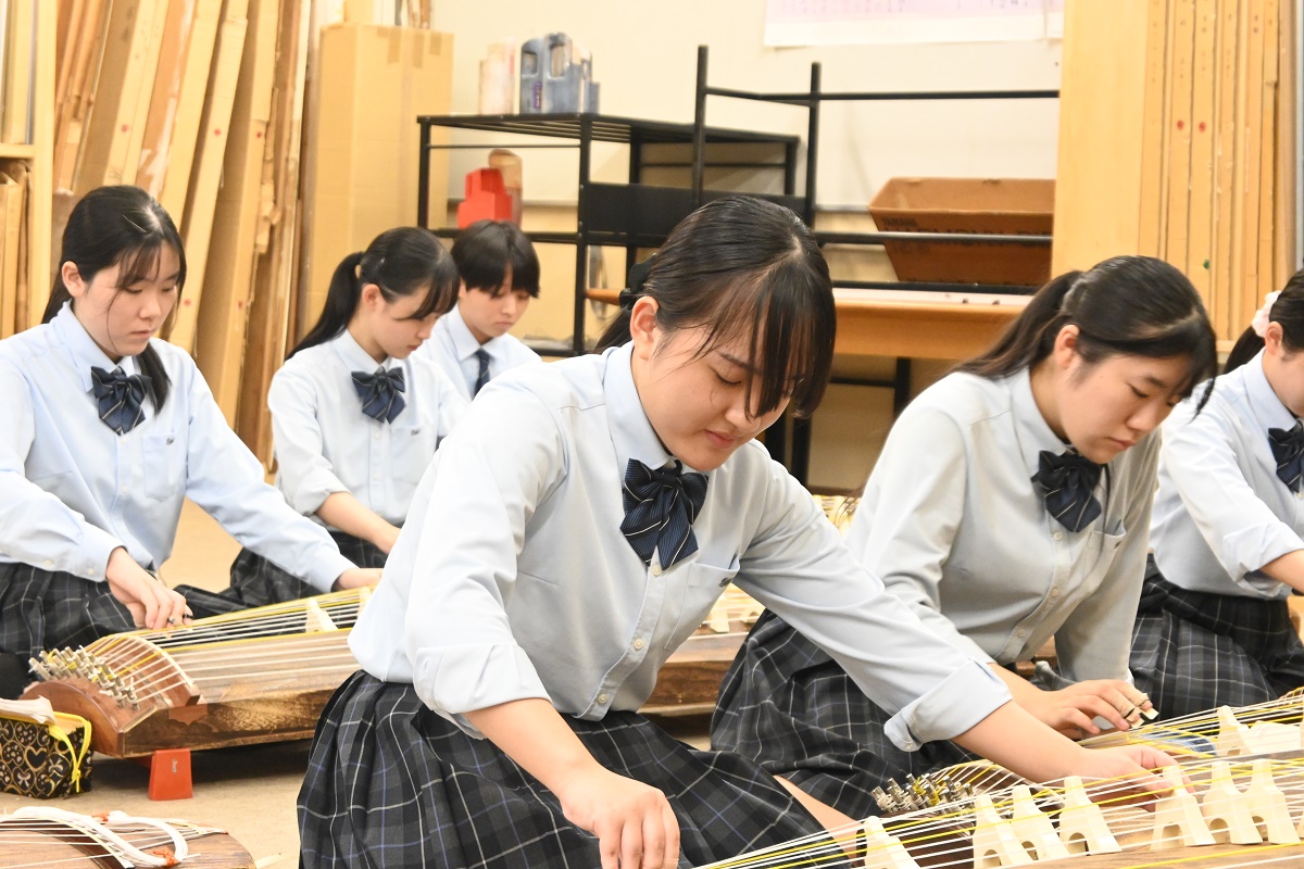 「高校時代しかできない」と入部　四日市南高校筝曲部