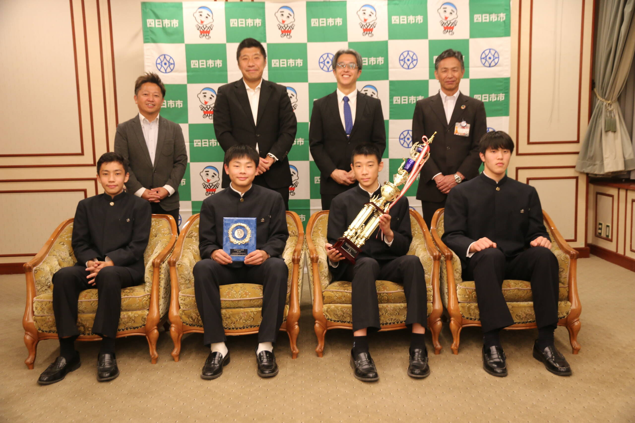全国中学校バスケットボール大会を2連覇　四日市メリノール学院男子バスケ部　市長へ結果報告