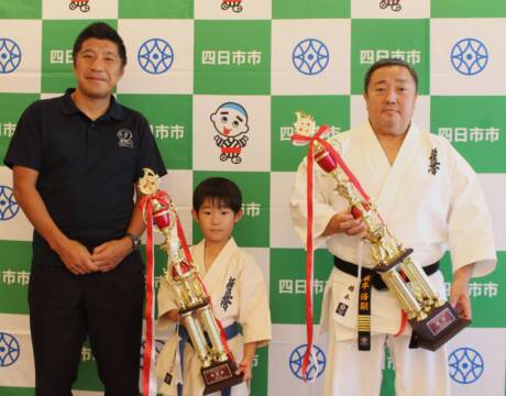 極真空手「型」の全国大会で優勝と準優勝、四日市市役所で2人が成績を報告