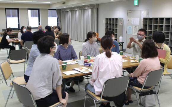 四日市市で職員向け「認知症カフェ」開く、「回想法」を使った会話も体験