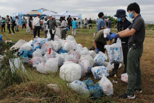 わずか1時間でプラスチックごみの山、四日市の吉崎海岸で「海ごみゼロ大作戦」
