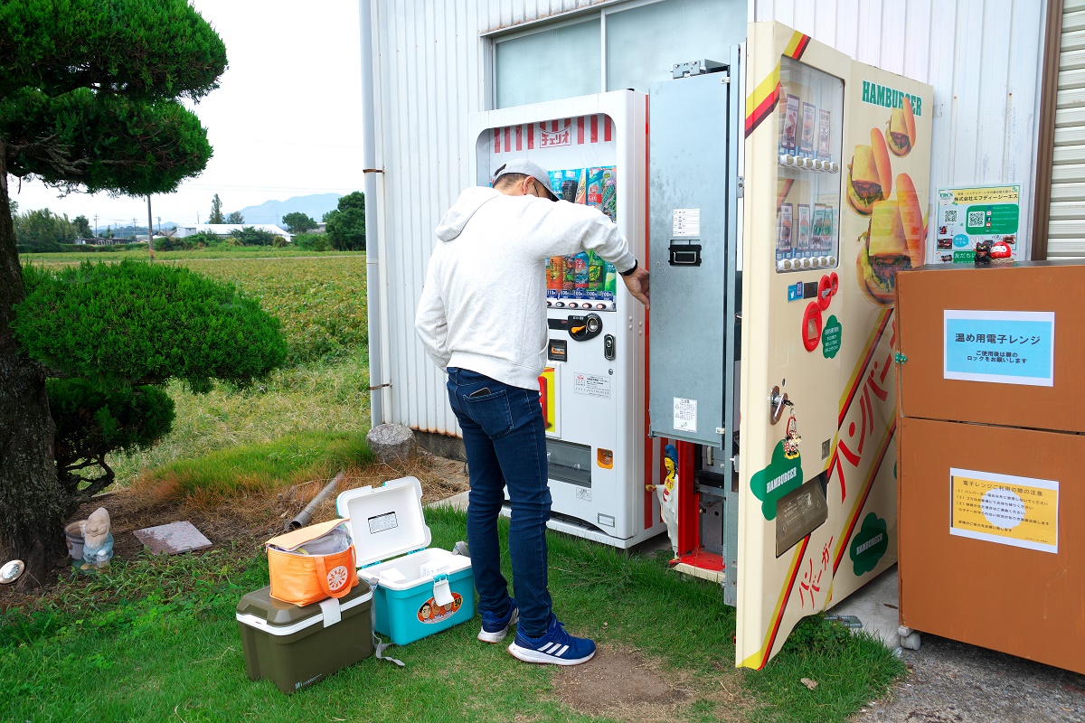 知る人ぞ知る　レトロなハンバーガー自販機　四日市市北野町