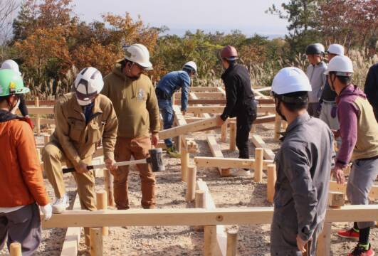 仮設住宅を素早く用意、三重県の大工さんらが緊急時の施工法などを体験