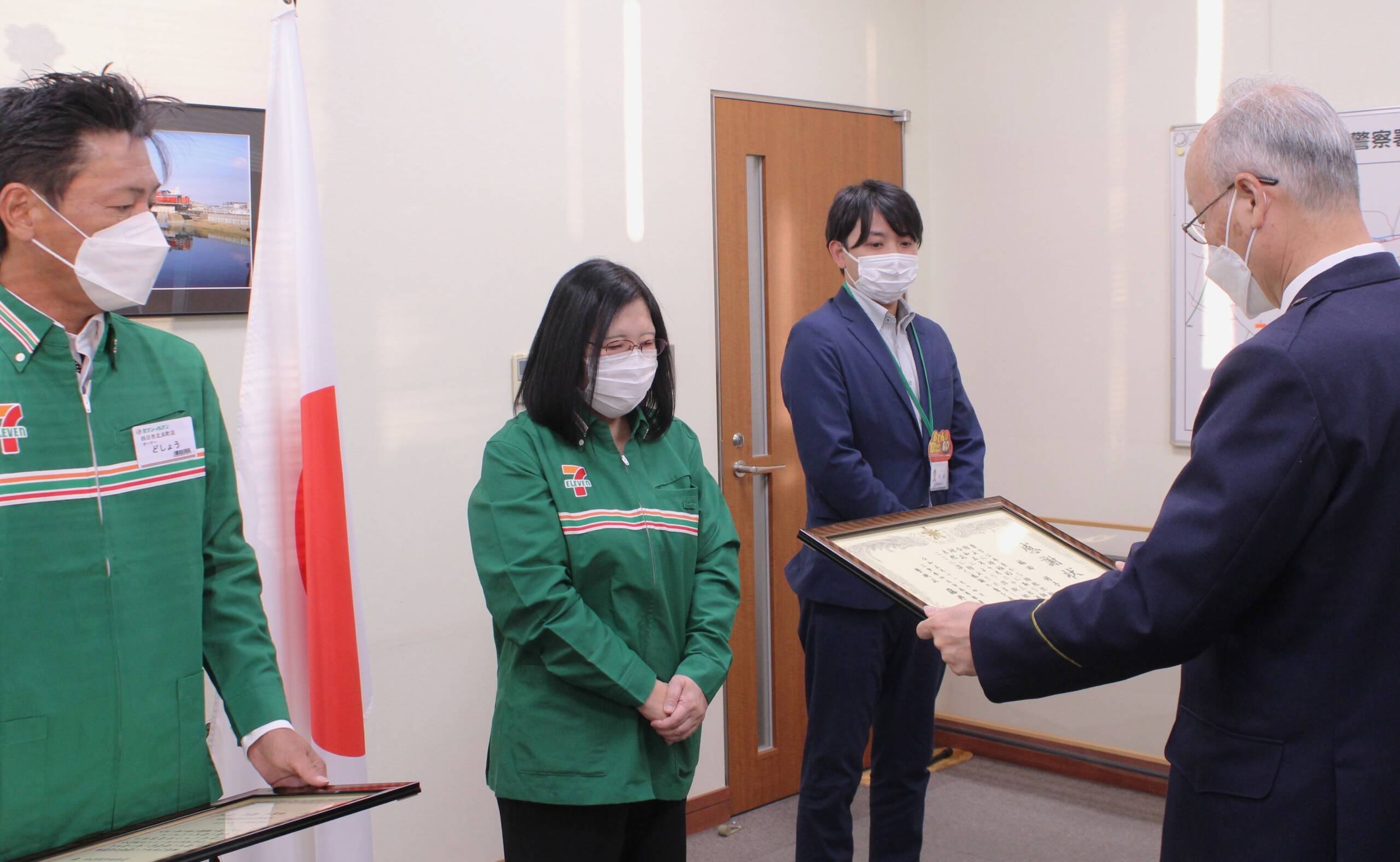 特殊詐欺防いだコンビニ店の女性らに四日市南署が感謝状、垣間見たメモ「おかしい」
