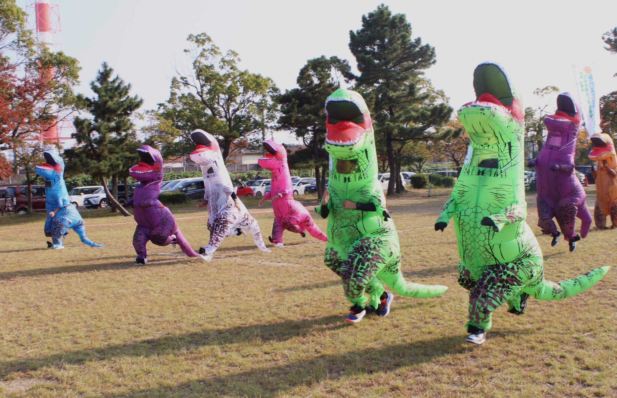 音楽、恐竜、体操、マルシェ、何でもあり！　四日市で「橋北ごちゃまぜ祭り」開く