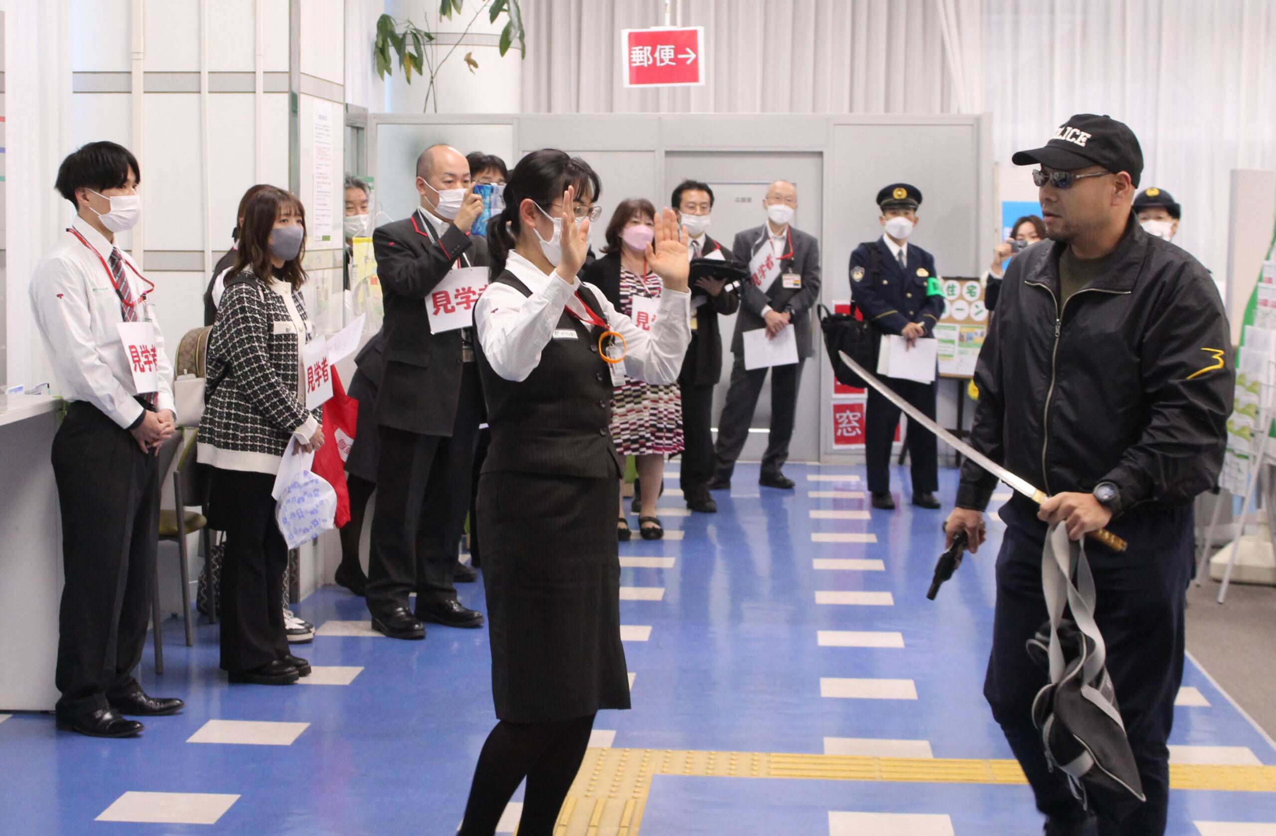 ゆうちょ銀行四日市店で強盗事件に備えて訓練、非常通報の操作を覚え、犯人の服装なども記憶