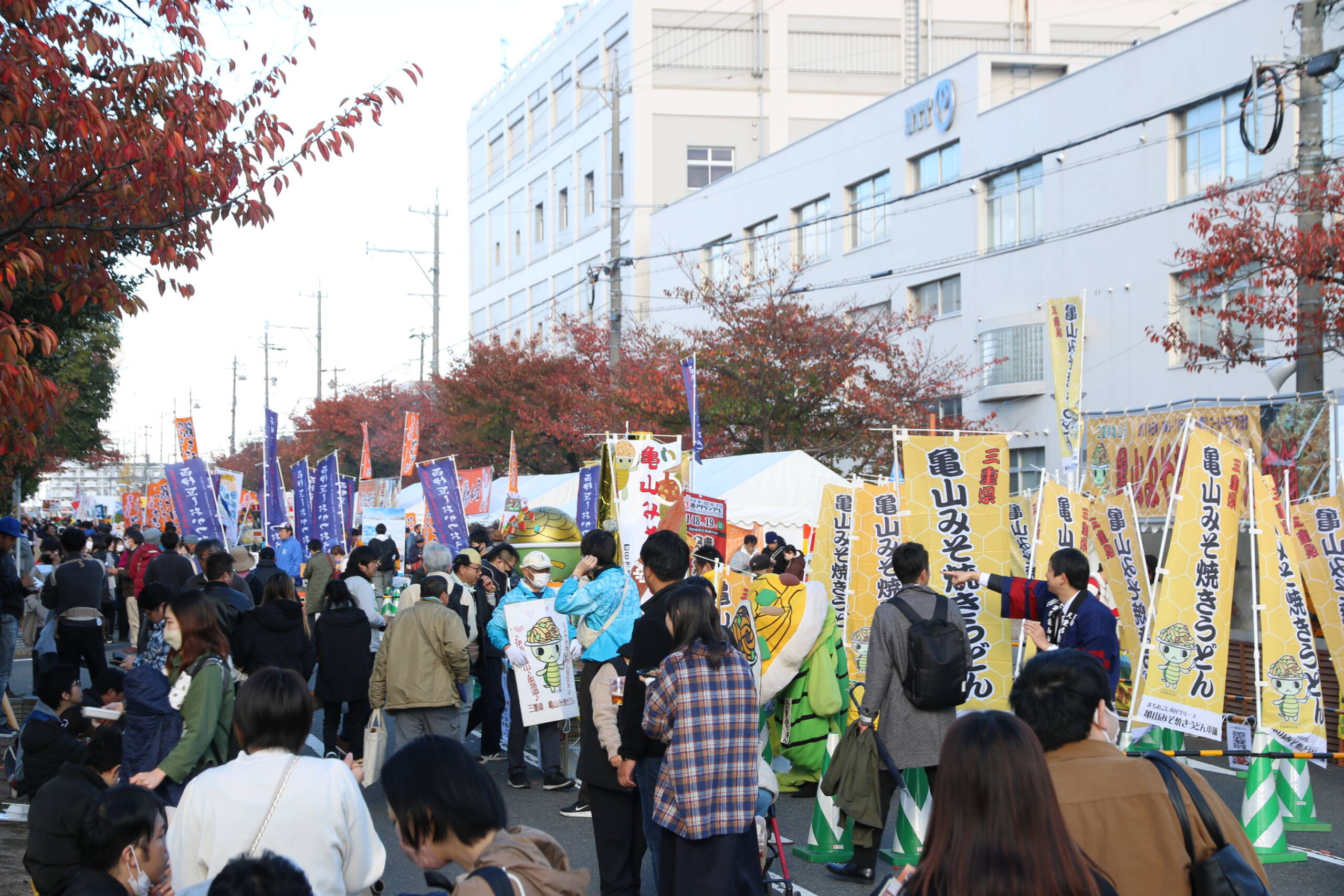 初日の来場者数は７万3800人　各ブースのパフォーマンスに注目も　東海・北陸B-1グランプリin四日市