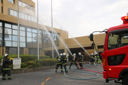 最後は一斉放水　あさけプラザで火災想定した訓練　秋の火災予防運動