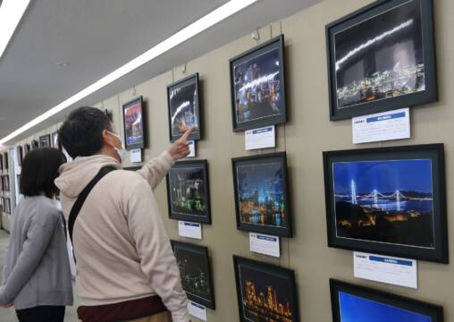 13都市の工場夜景写真を展示　　11月16日から28日まで　四日市市総合会館ロビー