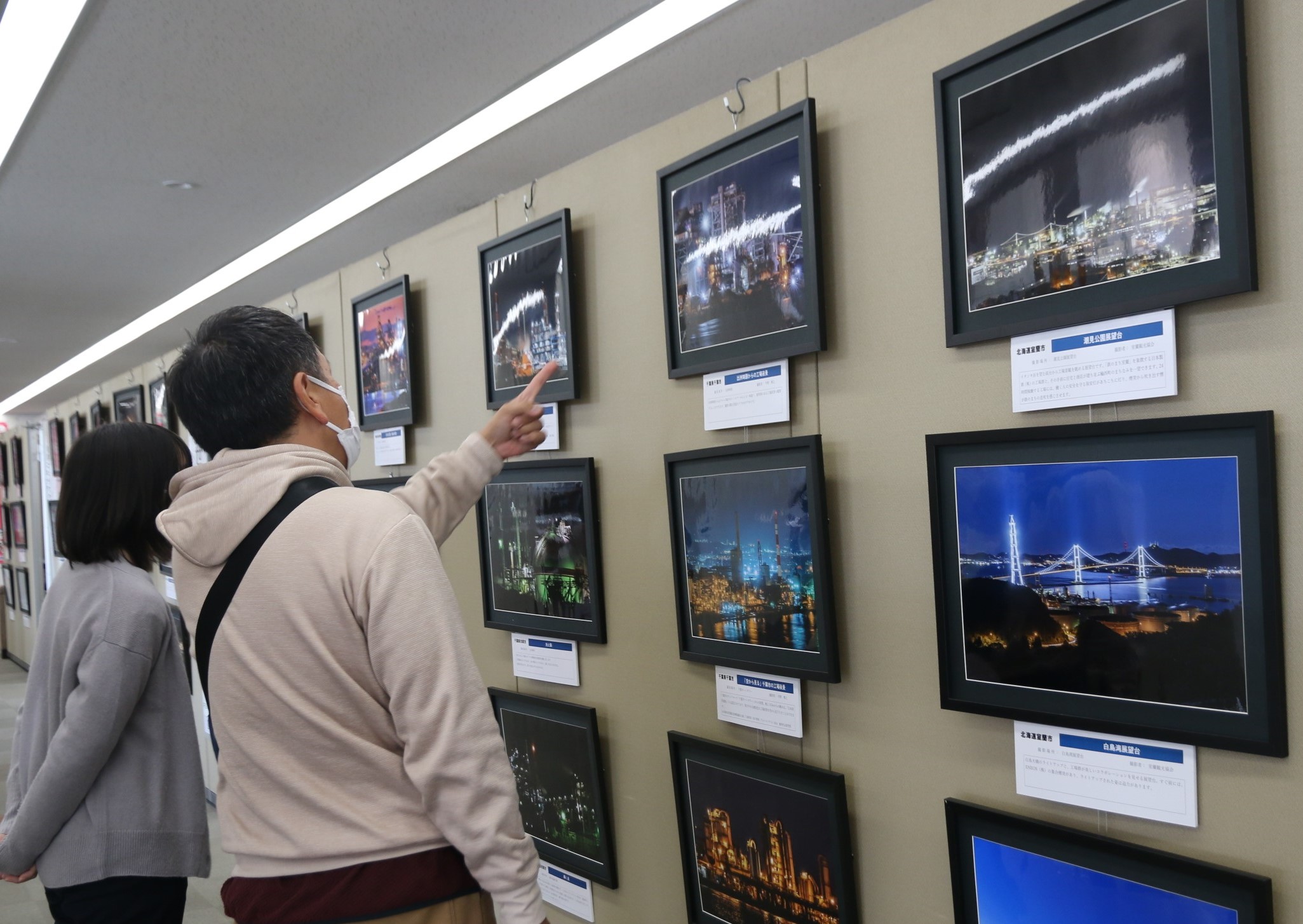 13都市の工場夜景写真を展示　　11月16日から28日まで　四日市市総合会館ロビー