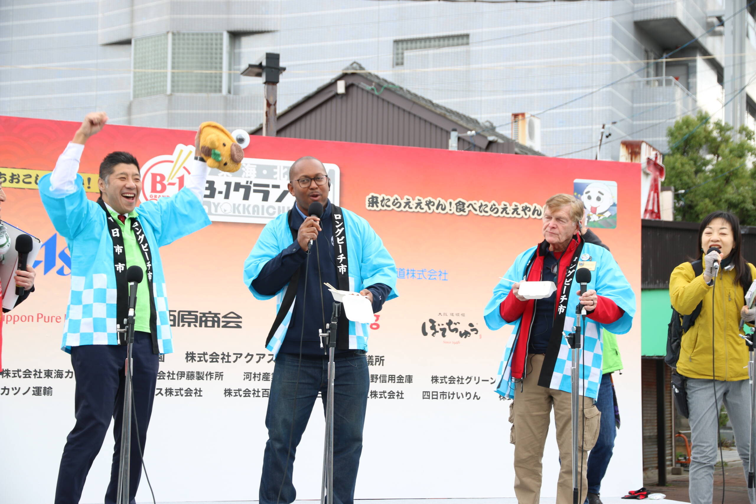 「四日市の食べ物はワンダフル！」　リチャードソン市長とマイク・ボーン会長　東海・北陸B-1グランプリin四日市で四日市とんてき試食