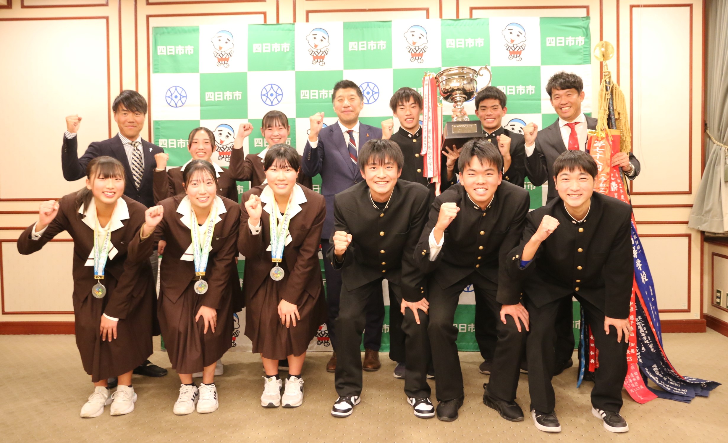 選抜、インターハイの結果など報告　四日市工業と四日市商業のテニス部　市役所を訪問
