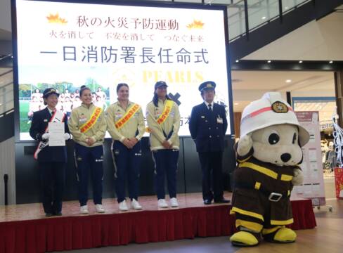 女子ラグビーPEARLSの選手が一日消防署長　イオンタウン四日市泊で火災予防広報活動　四日市市消防本部