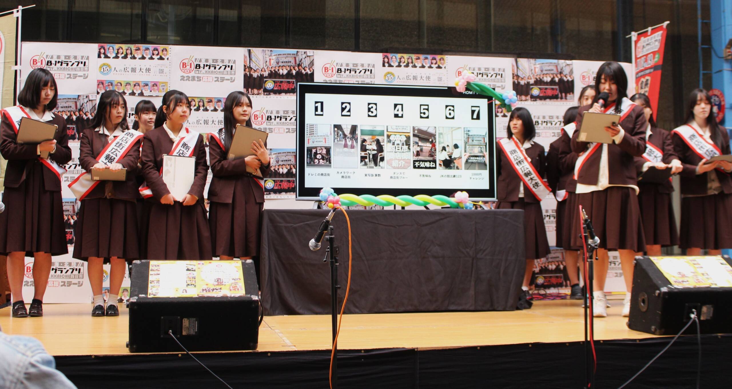 B-1応援の商店街イベントも盛況、四日市商業高校の生徒たちは自作ショートムービーを発表