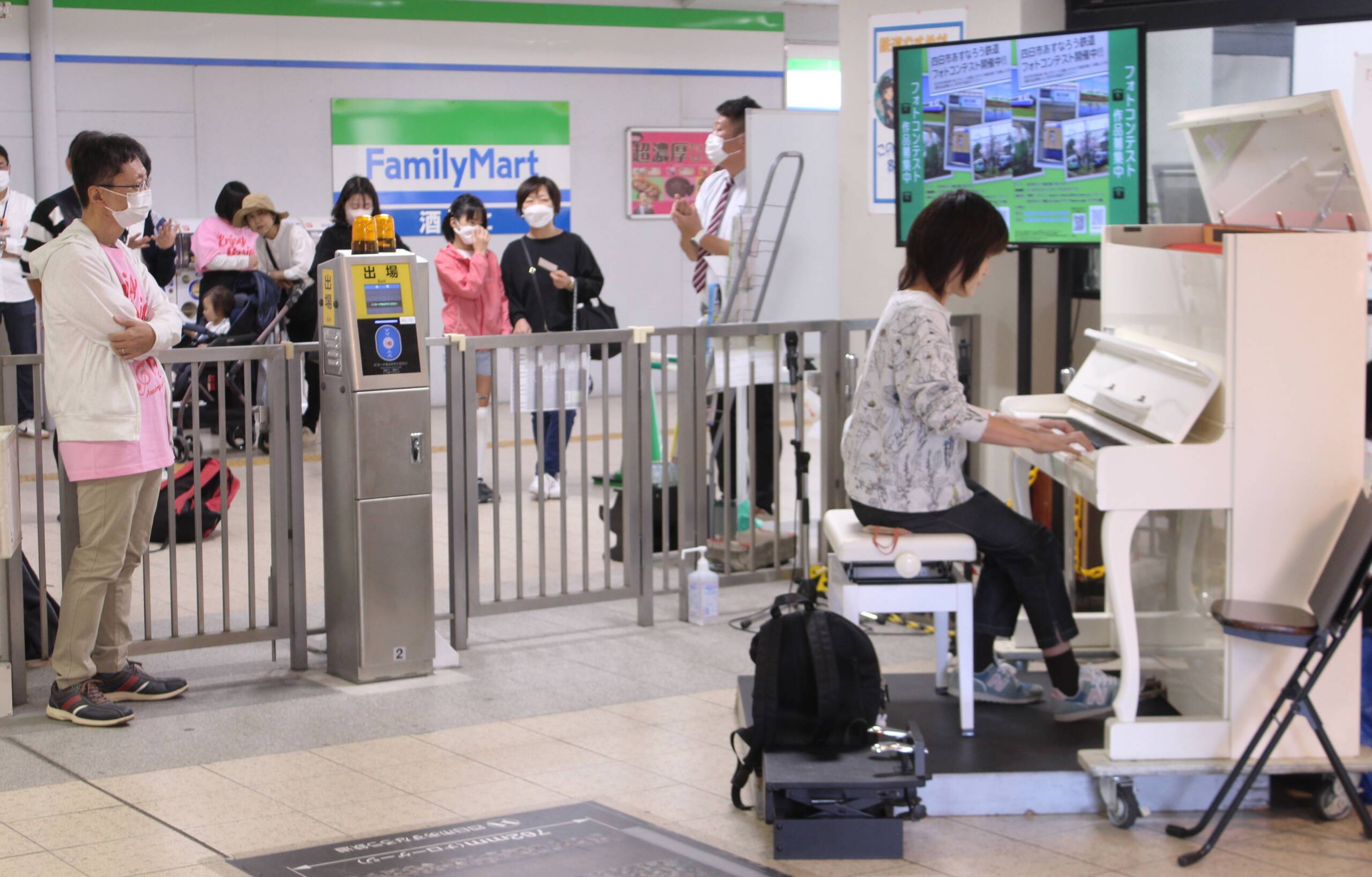 楽し気な音色が改札口いっぱいに、あすなろう四日市駅で「駅ピアノ」