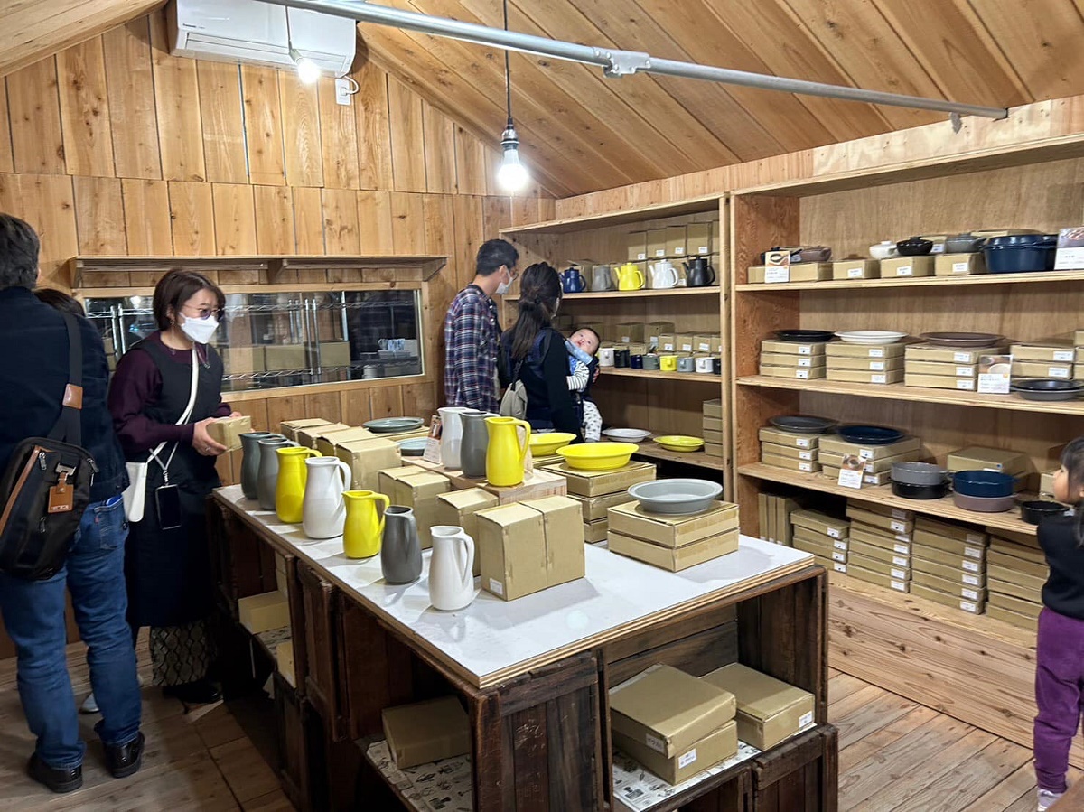 わけあり陶器市「かもしか道具店窯出市」　11月18、19日に開催　菰野町