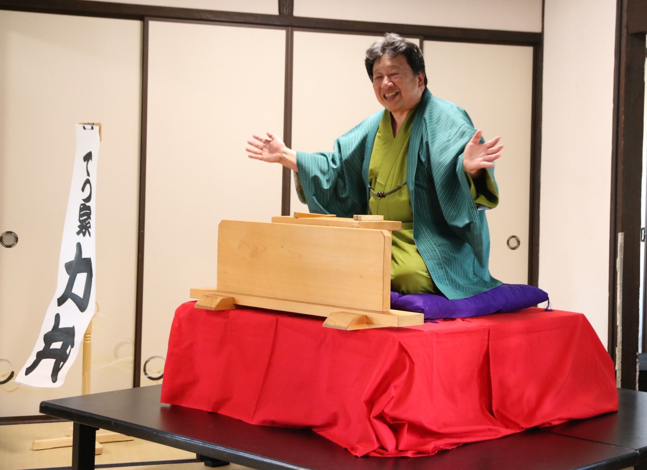 「四日市の皆様よろしく」と笑顔　てつ家力丸さん　四日市市の「サロンde志氐我野」で落語披露