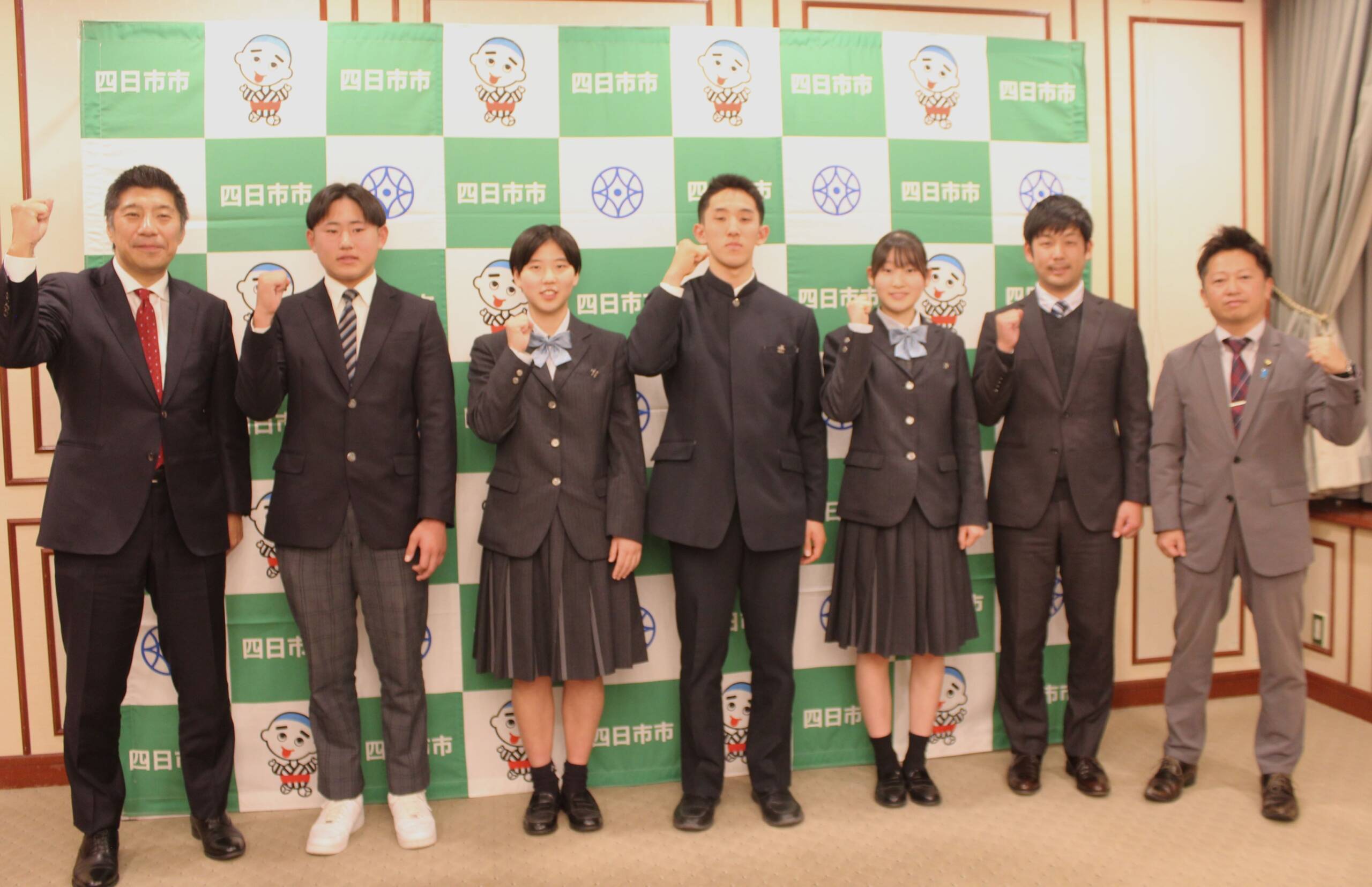 全国大会でもいい結果を、四日市市役所で高校代表選手らの激励会