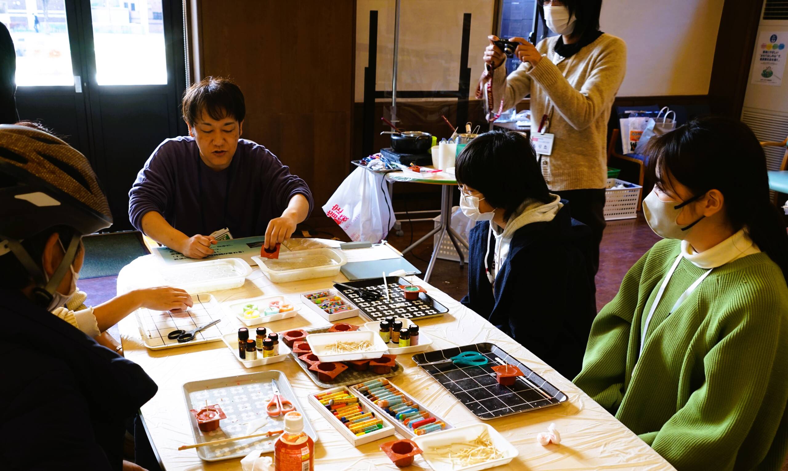 子どもから大人までアロマキャンドル作りを体験　すわ公園交流館で教室開催