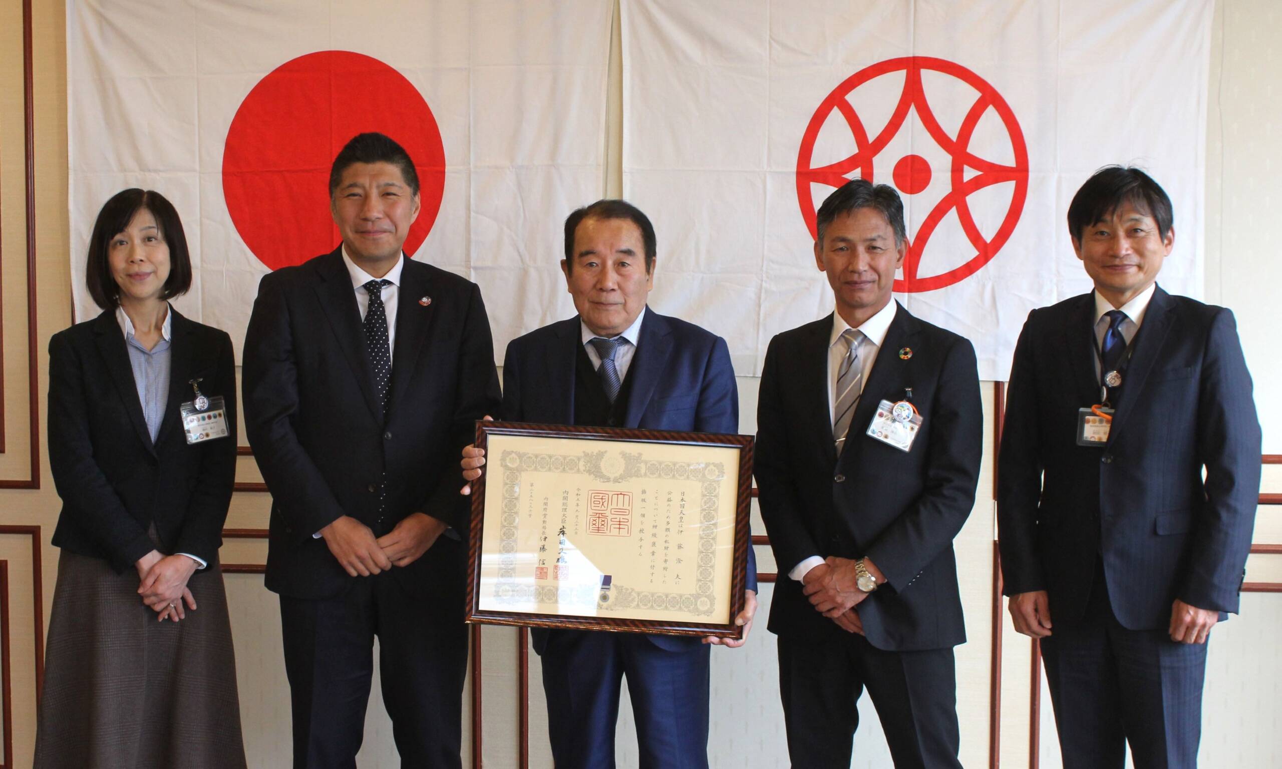 「本、読もうぜ」、学校図書の充実にと多額の寄付をした伊藤澄夫さんに紺綬褒章を伝達、四日市市