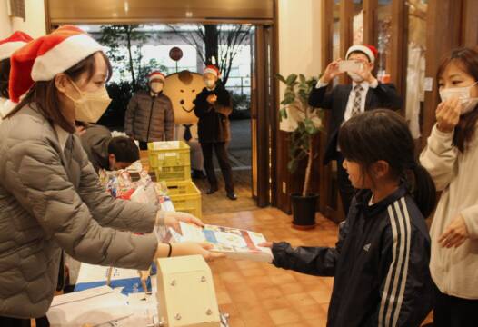 大抽選会もにぎやか、「四日市子ども食堂55」でクリスマス特別企画