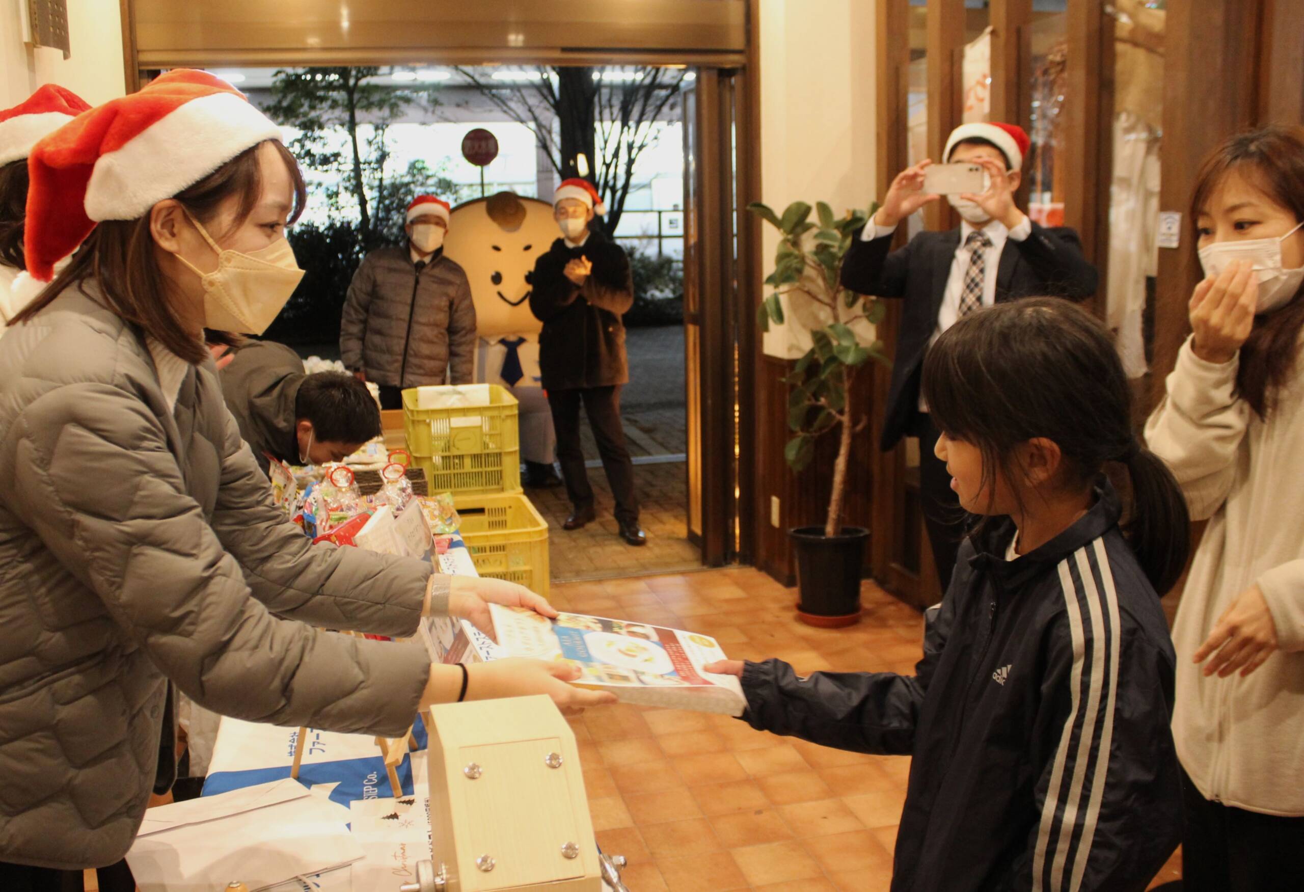 大抽選会もにぎやか、「四日市子ども食堂55」でクリスマス特別企画