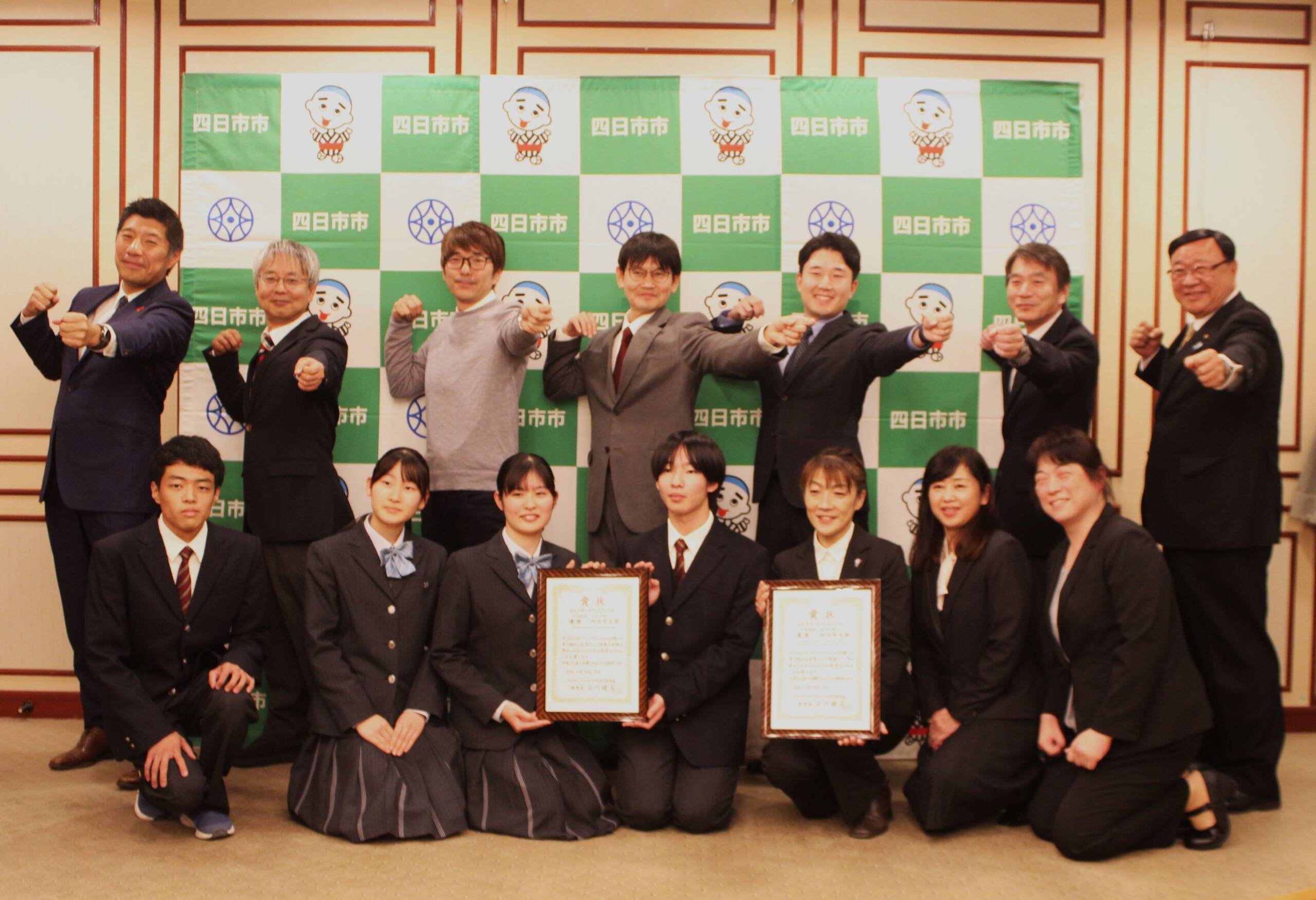 みえスポーツフェスティバル弓道競技で少年、成年のダブル優勝、四日市弓道協会が森市長に報告