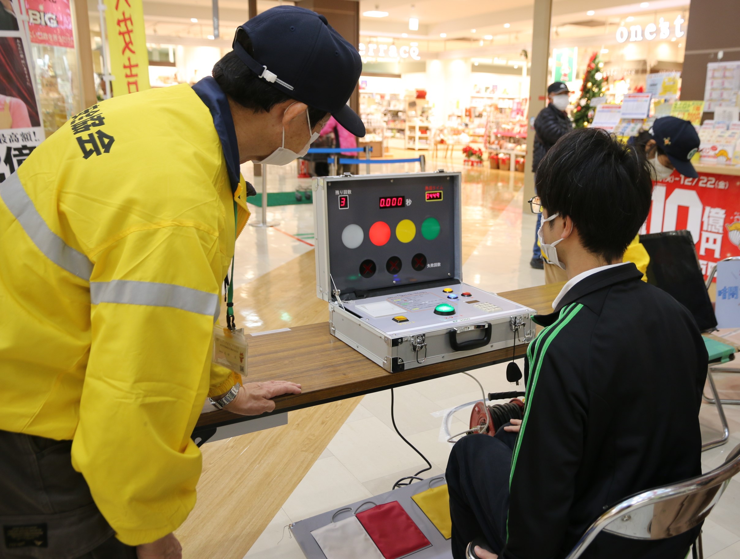 四日市市の日永カヨ―で交通安全フェスタ　楽器演奏やゲームなど　親子連れらでにぎわう