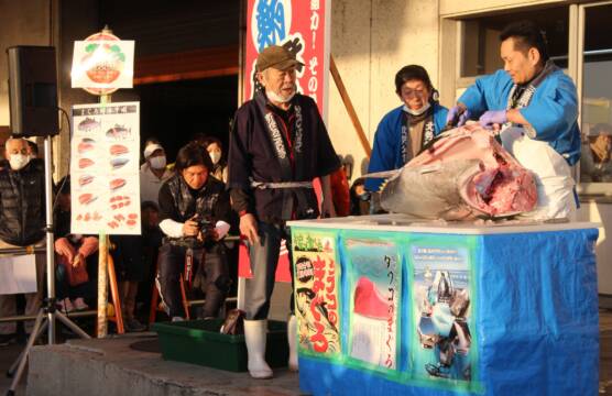 青果や水産お値打ち販売、「まぐろ解体ショー」も人気、四日市で「いちばの朝市」