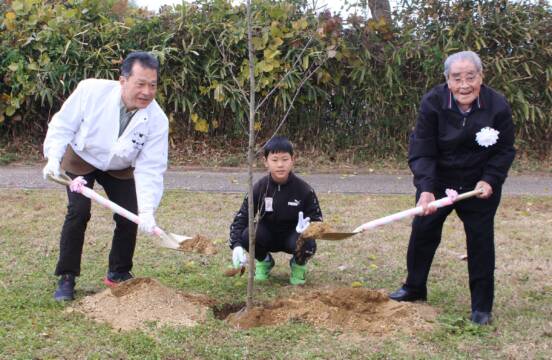 あらたな風景楽しみ、250人で三重県「さくらプロジェクト」の植樹祭、北勢中央公園